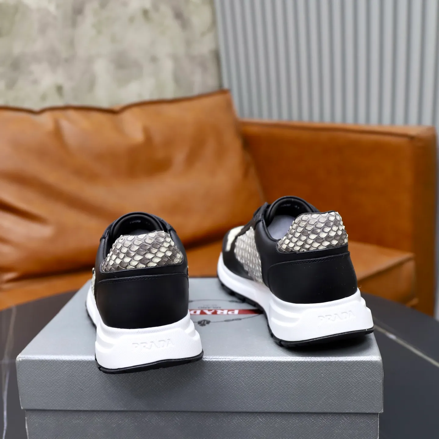 Factory price: 600💰Cow leather lining Brand: PRADA (Prada) Standard code: Men's size 38/44 (45 can be customized) Grade: Same as the official website Material: Original cowhide splicing imported cowhide lining Original combination two-color wear-resistant soft outsole Style category: Leisure and sports version Young fashion European and American trend British style Color: Real picture color
